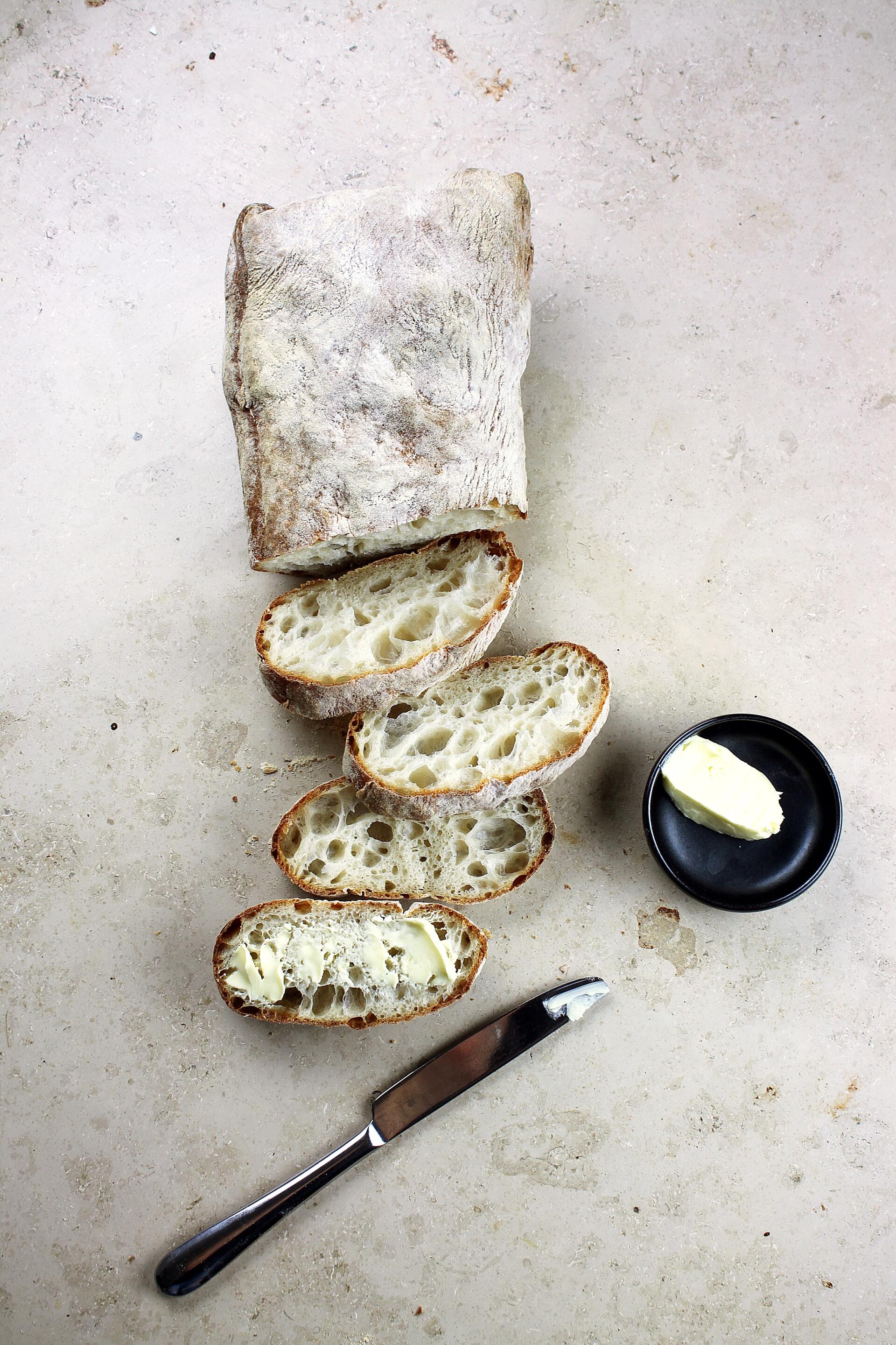 En la fermentación del pan, la base son los carbohidratos de la harina y la cepa es la levadura.