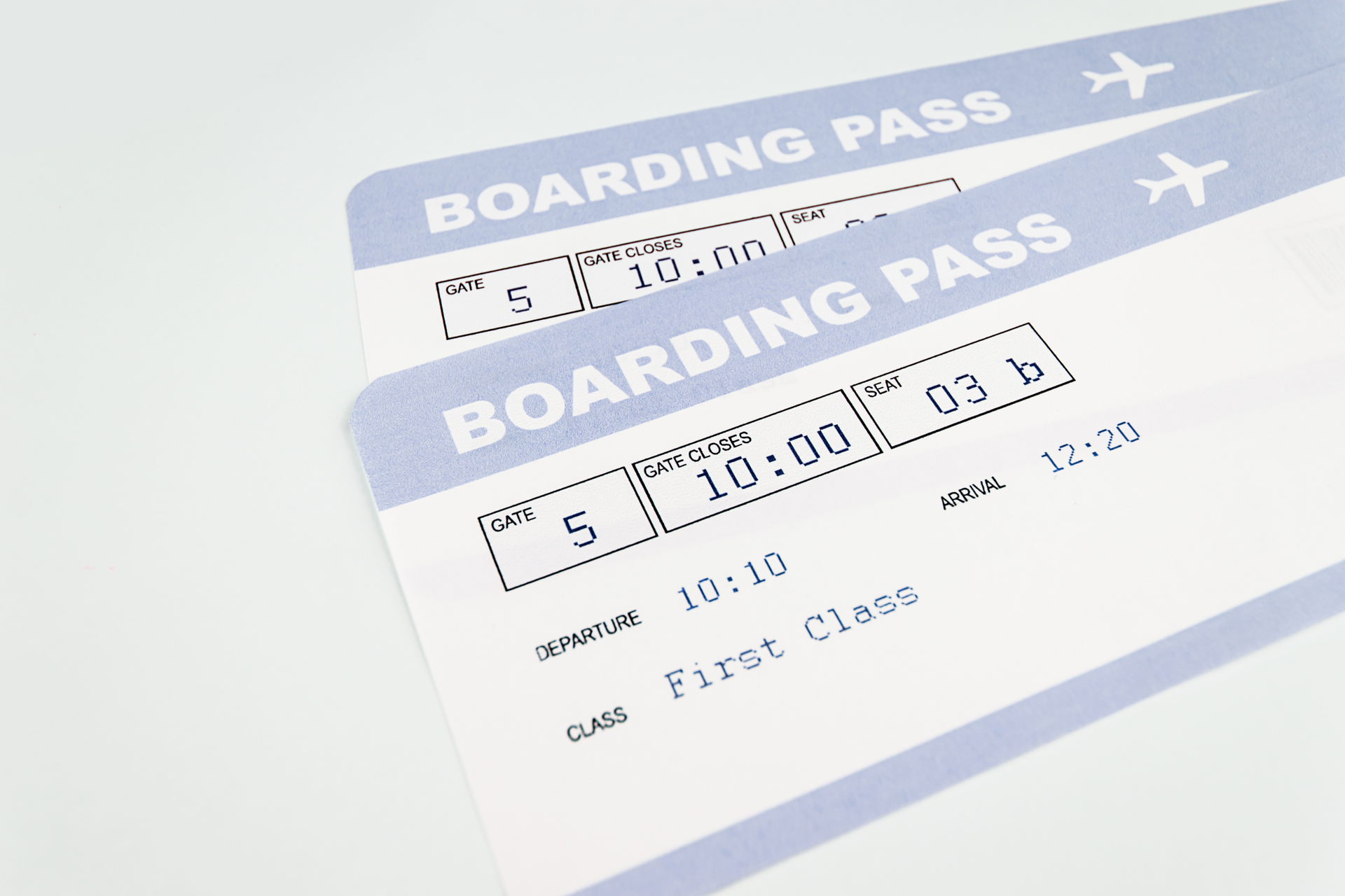 Zwei Bordkarten auf einem Schreibtisch, die die Buchung von Flugtickets bei Athenaos symbolisieren.