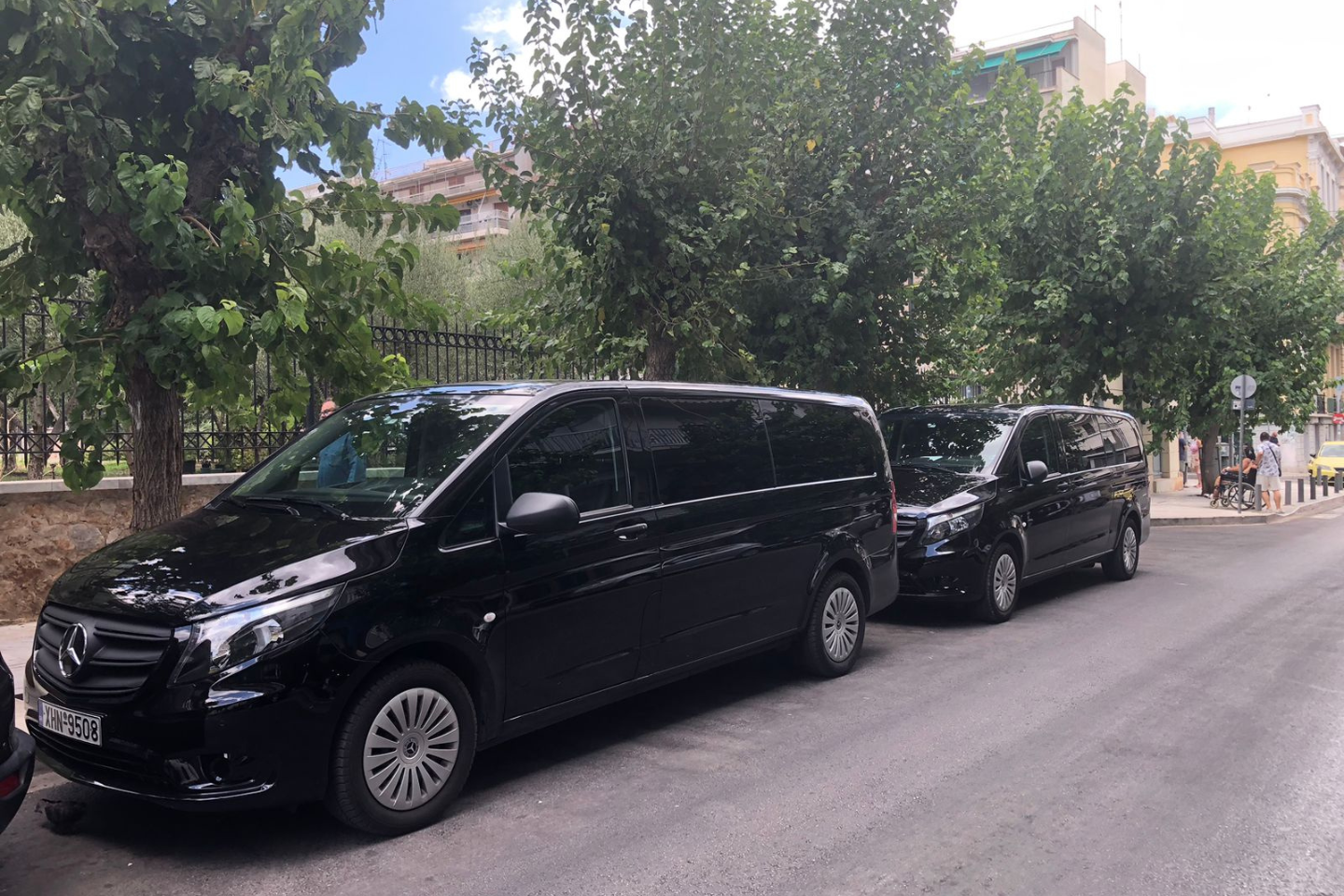 La flotte d'Athenaos Travel & Tours comprend 2 minivans Mercedes de luxe.