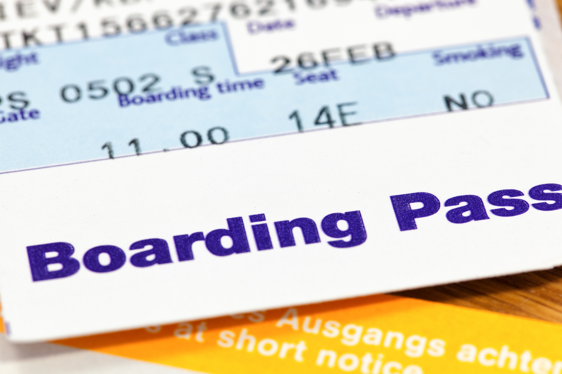 Nahaufnahme einer Bordkarte für ein Flugzeug, die die Buchung eines Tickets und die Reise mit Athenaos symbolisiert.