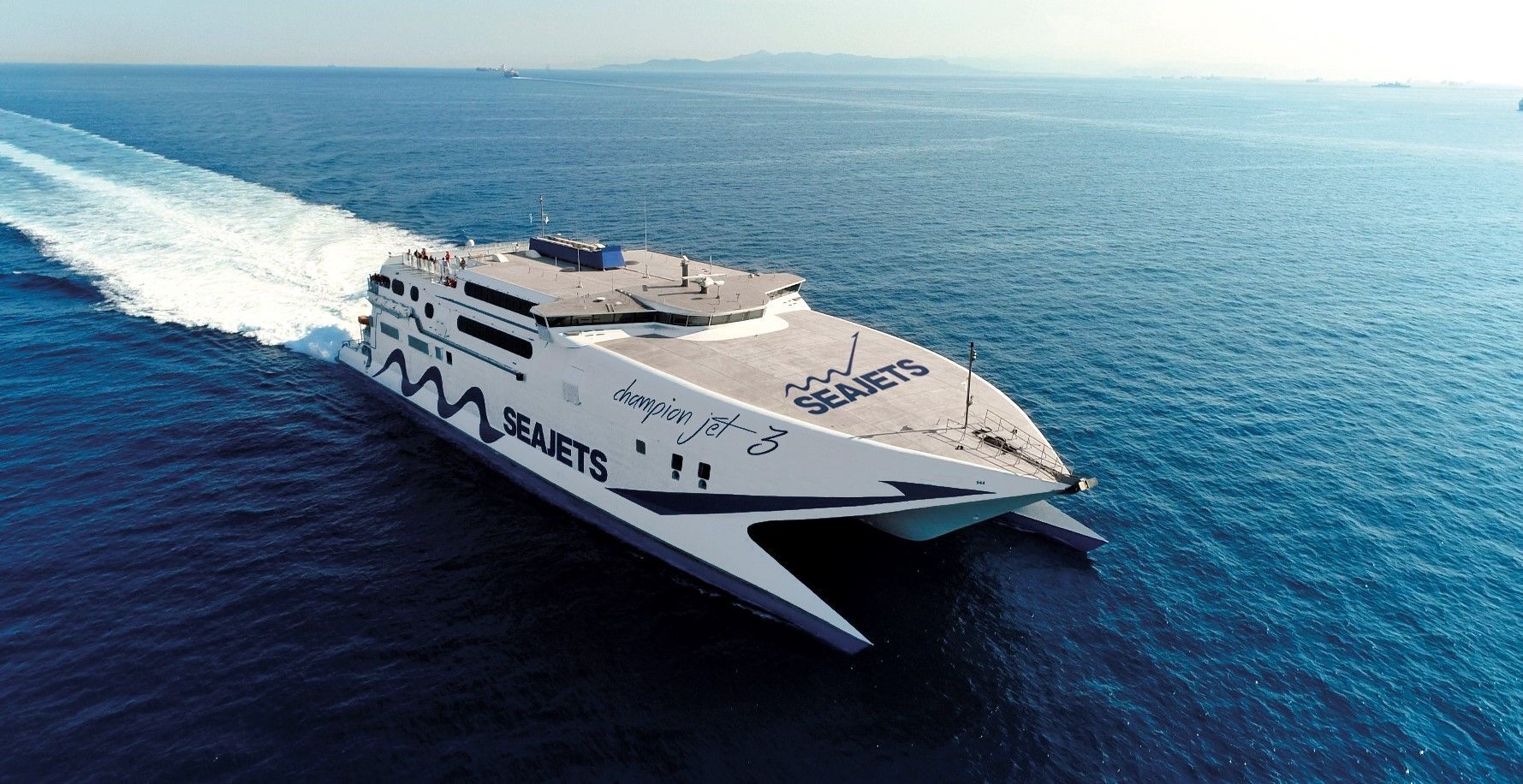 Ferry à grande vitesse naviguant sur la mer Égée, symbolisant les liaisons maritimes entre les îles grecques et Athénaos.