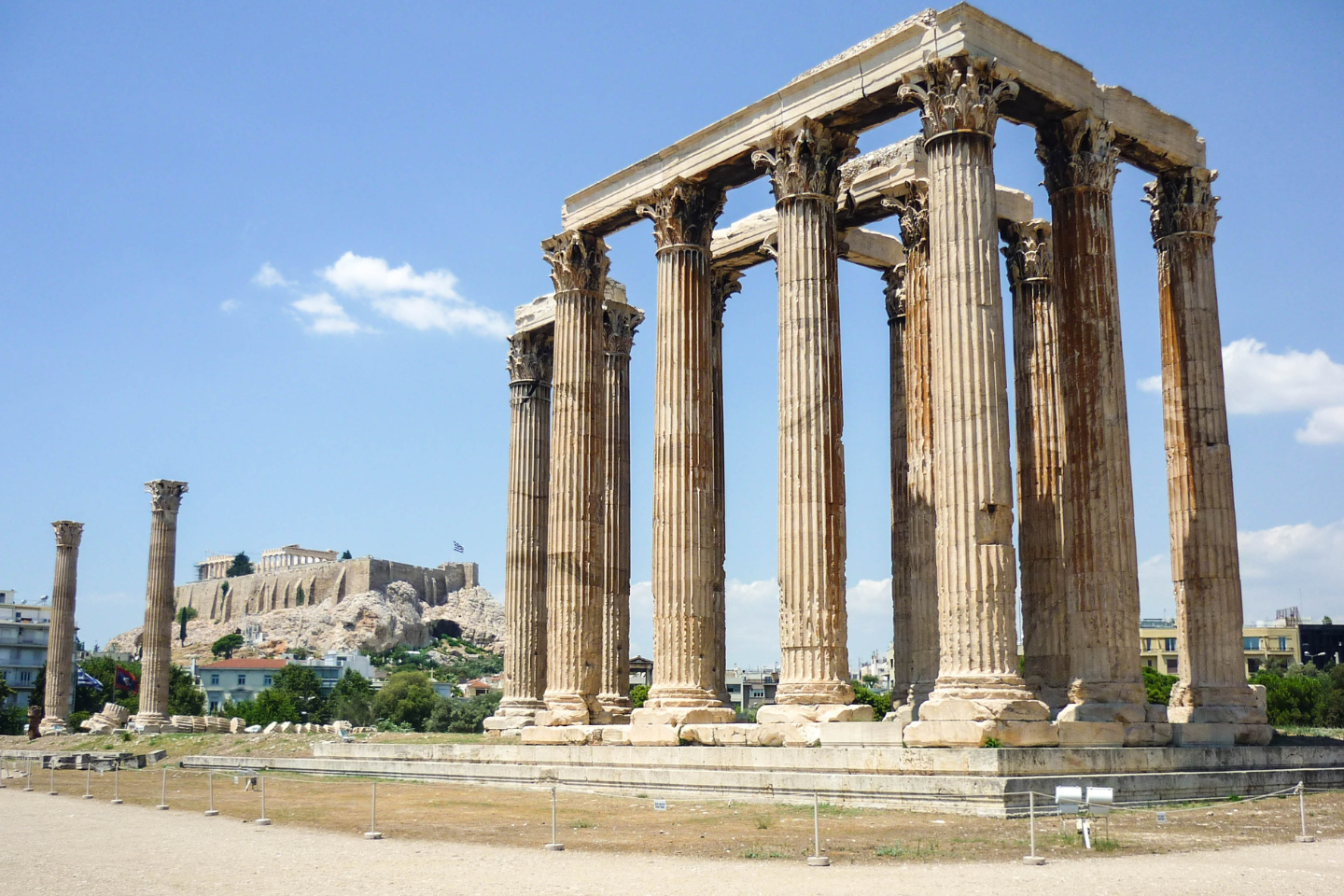 Ναός του Ολυμπίου Διός με φόντο την Ακρόπολη