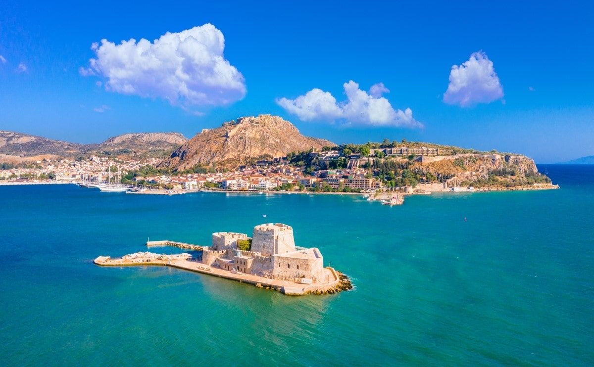 Malerische Aussicht auf Nafplio und die Burg Bourtzi vom Meer aus.