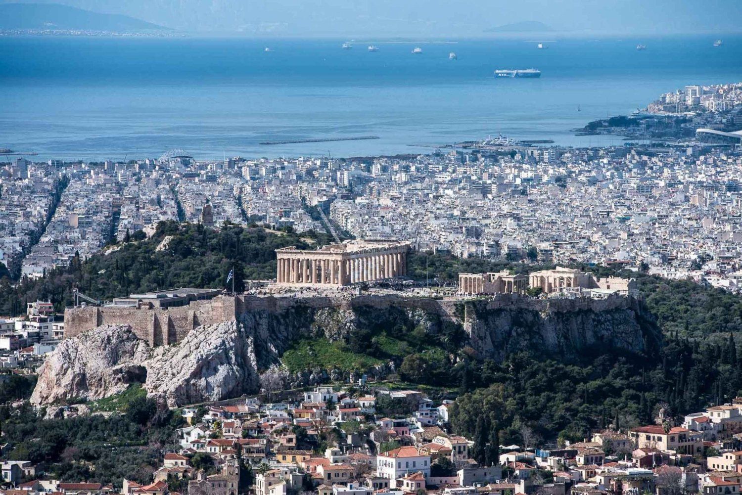 Vista panorámica de la ciudad de Atenas y la Acrópolis con el mar al fondo.