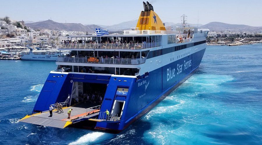 Le ferry Blue Star Ferry, au départ d'un port insulaire grec, assure des liaisons maritimes intérieures et des liaisons avec Athénaos.