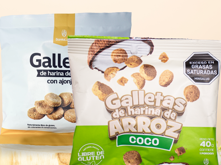 Dos bolsas de galletas de harina de arroz, una con semillas de sésamo y otra con sabor a coco.