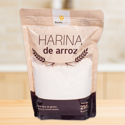Bolsa de harina de arroz, en polvo blanco, en paquete de tono neutro, sobre superficie de madera, con texto 