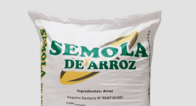 Bolsa blanca de sémola de arroz. Texto verde en el frente, con imagen de arroz amarillo.