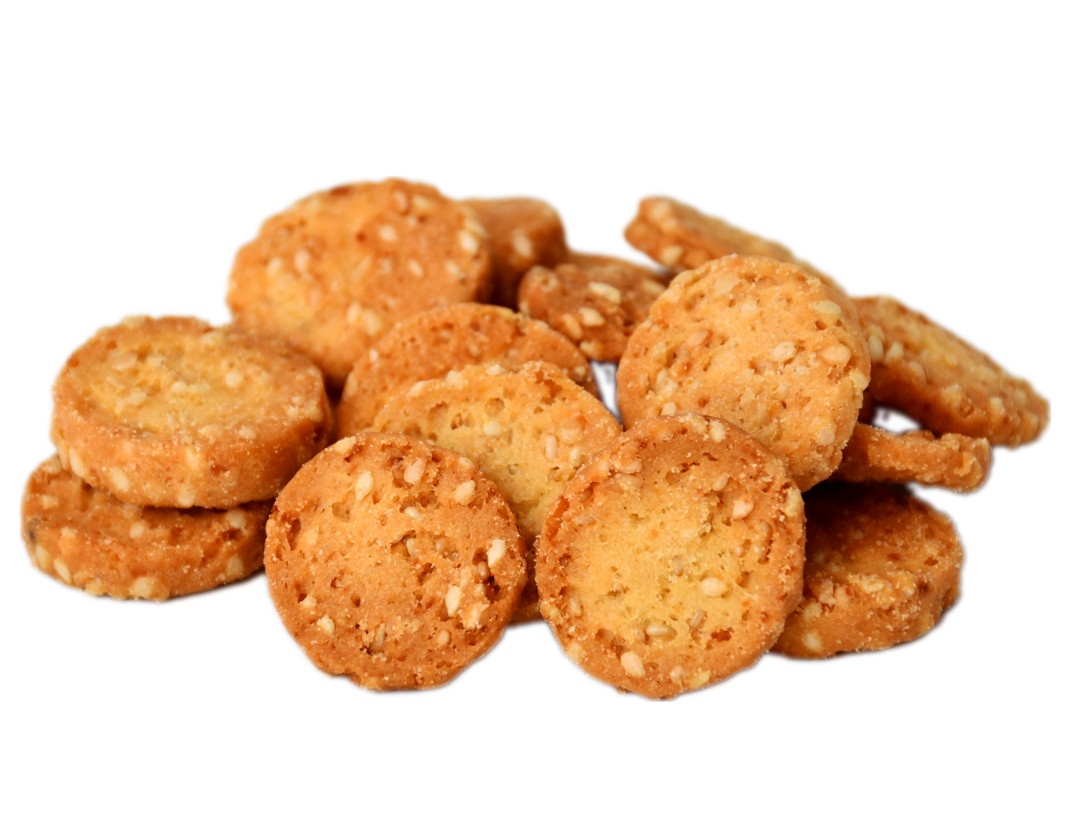 Pila de galletas redondas de color marrón dorado salpicadas de semillas de sésamo.