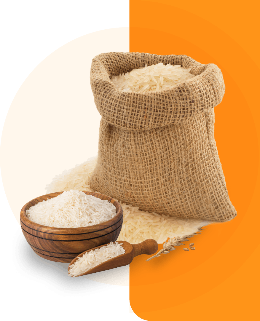 Bolsa de arroz, tazón de arroz y cuchara de madera de arroz sobre una superficie blanca con fondo naranja.