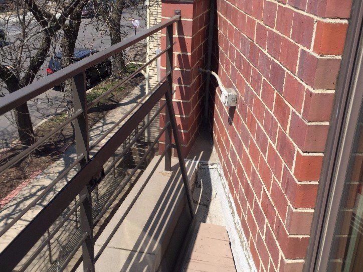 Leaking balcony railing in Old Town, Chicago