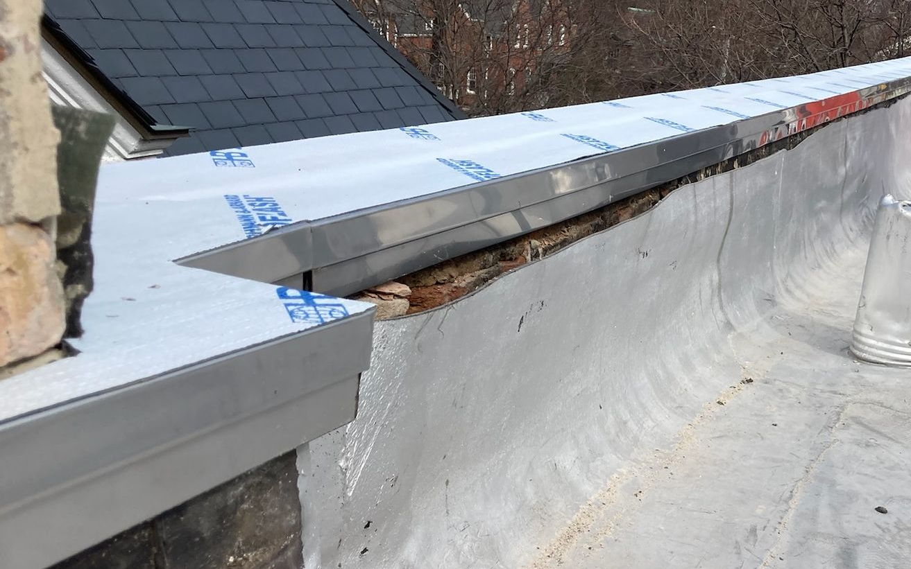 Parapet wall with installed flashing system