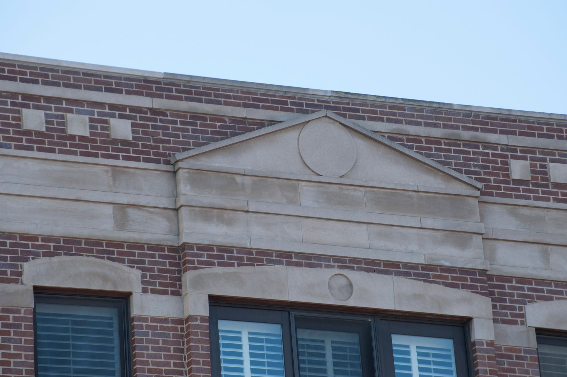 Wet pre-cast concrete detailing on brick building in Bucktown, Chicago