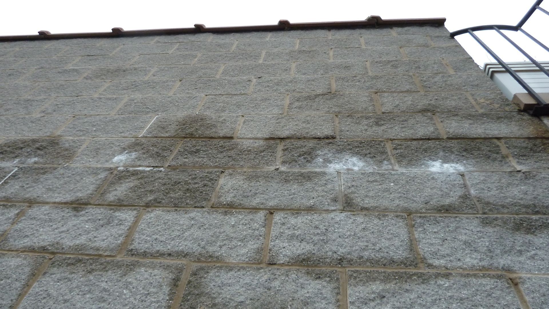 Wet split face block building with clay copings of parapet in Wrigleyville, Chicago