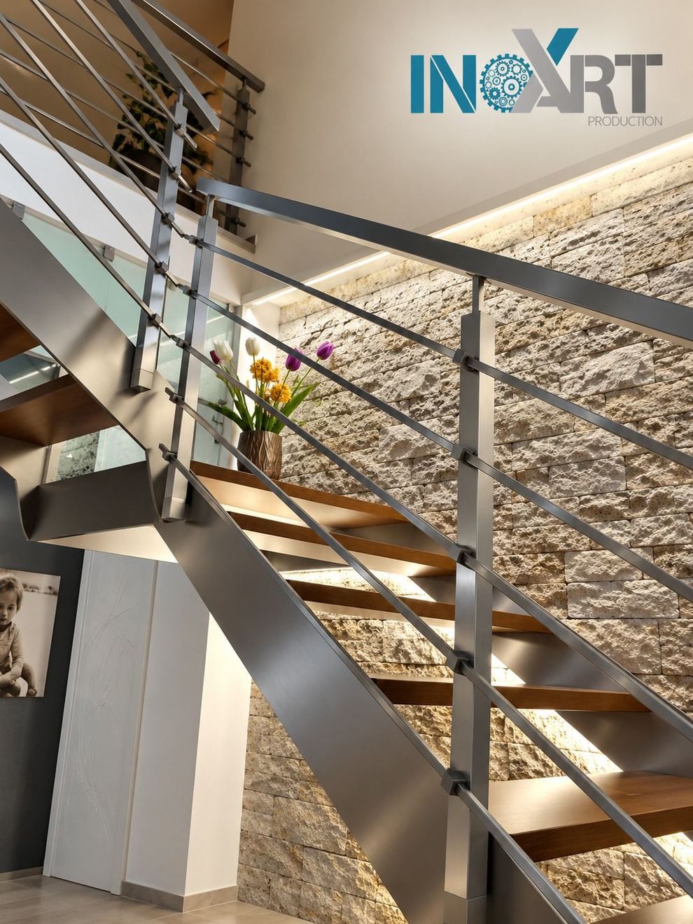 Scala in acciaio inox moderna con ringhiera geometrica in ambiente residenziale luminoso