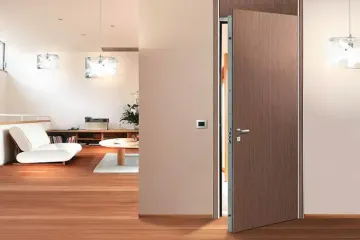 Soggiorno moderno con pavimento in legno, divano bianco, tavolino da caffè e porta in legno aperta.