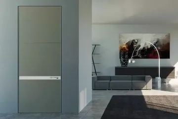 Soggiorno moderno con divano grigio, quadro astratto e un'alta porta grigia in un interno minimalista.