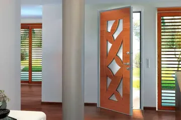 Ingresso moderno con porta in legno a vista caratterizzata da intagli geometrici e tende alle finestre dai colori vivaci.
