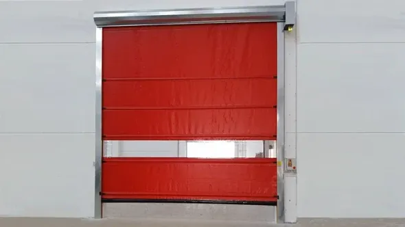 Porta da garage avvolgibile rossa sulla facciata di un edificio, parzialmente aperta al centro.