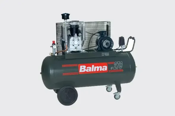 Compressore d'aria Balma nero con serbatoio, motore, ruote e manometro su sfondo bianco.