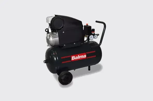 Compressore d'aria portatile nero e rosso con ruote e maniglia su sfondo bianco.