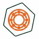 Emblema circolare arancione all'interno di un esagono con contorno verde su sfondo bianco.