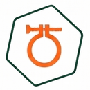 Logo circolare arancione all'interno di un esagono verde su sfondo bianco.