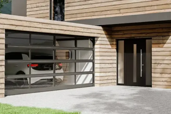 Esterno di una casa moderna con porta del garage nera, ingresso principale e facciata in pietra e legno.