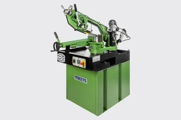 Macchina industriale verde e nera con bracci metallici su base a piedistallo, isolata su sfondo bianco.