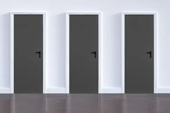 Tre porte grigie in un corridoio bianco con pavimento scuro