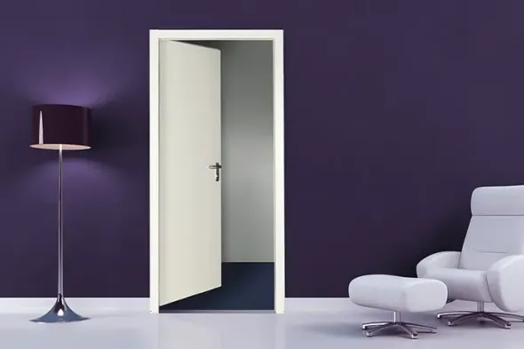 Stanza viola con porta bianca aperta, lampada da terra e moderna sedia e pouf bianchi.