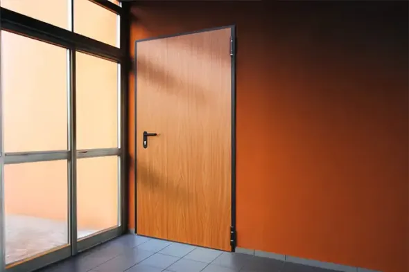 Apri la porta di legno accanto alle grandi finestre in una stanza moderna con pareti arancioni e pavimento piastrellato.