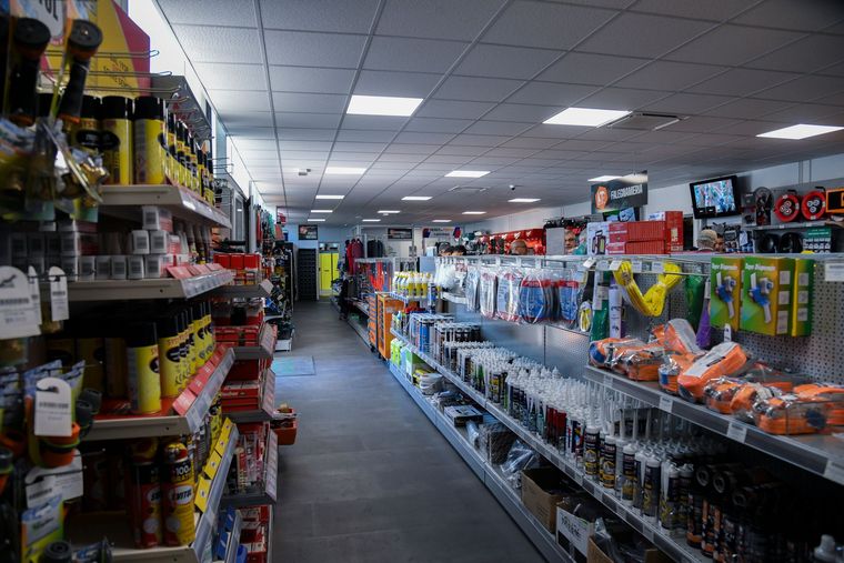 Interno del negozio Olivieri Ferramenta con scaffalature metalliche industriali