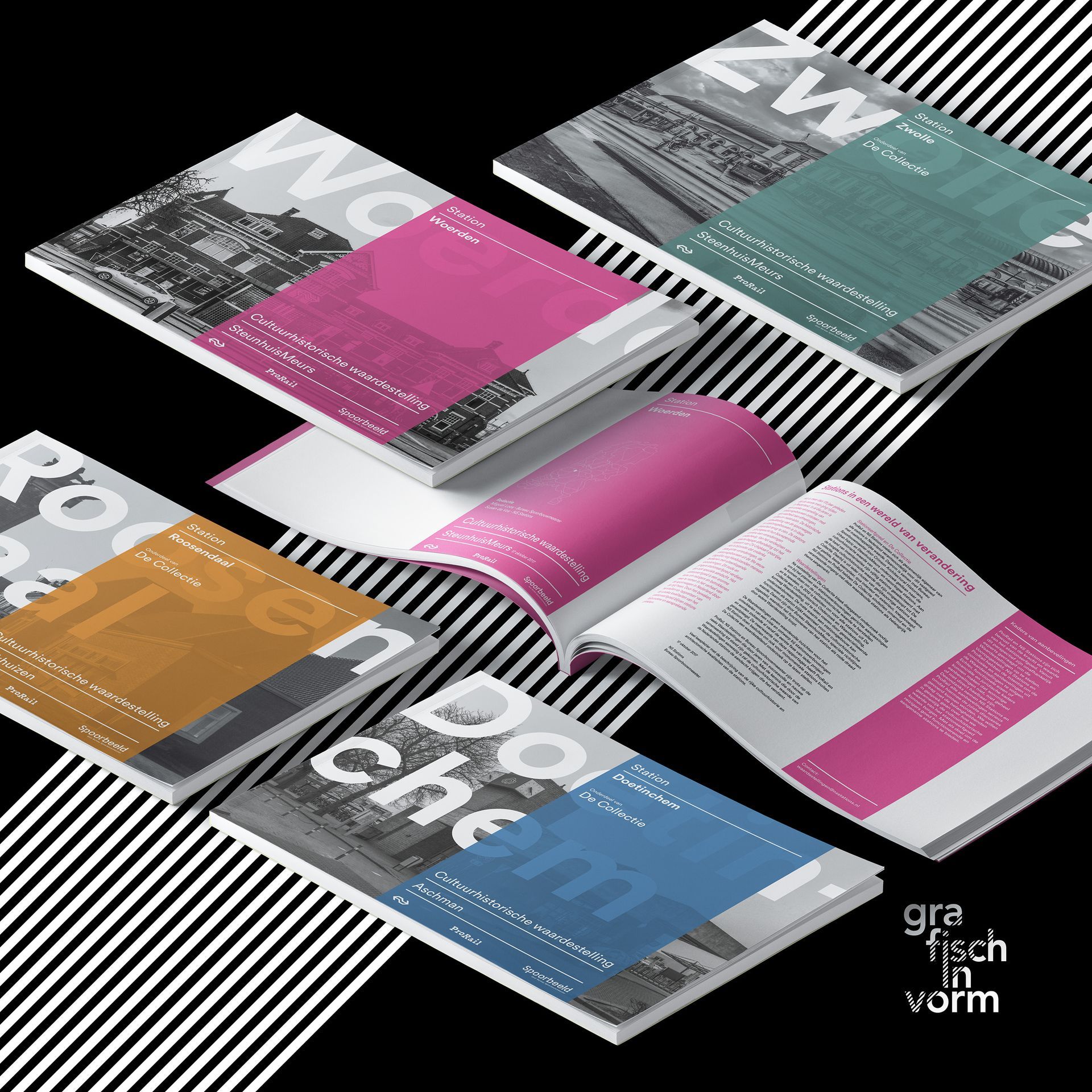 Opstelling van open boeken met kleurrijke omslagen en pagina's tegen een zwarte achtergrond met diagonale witte strepen.