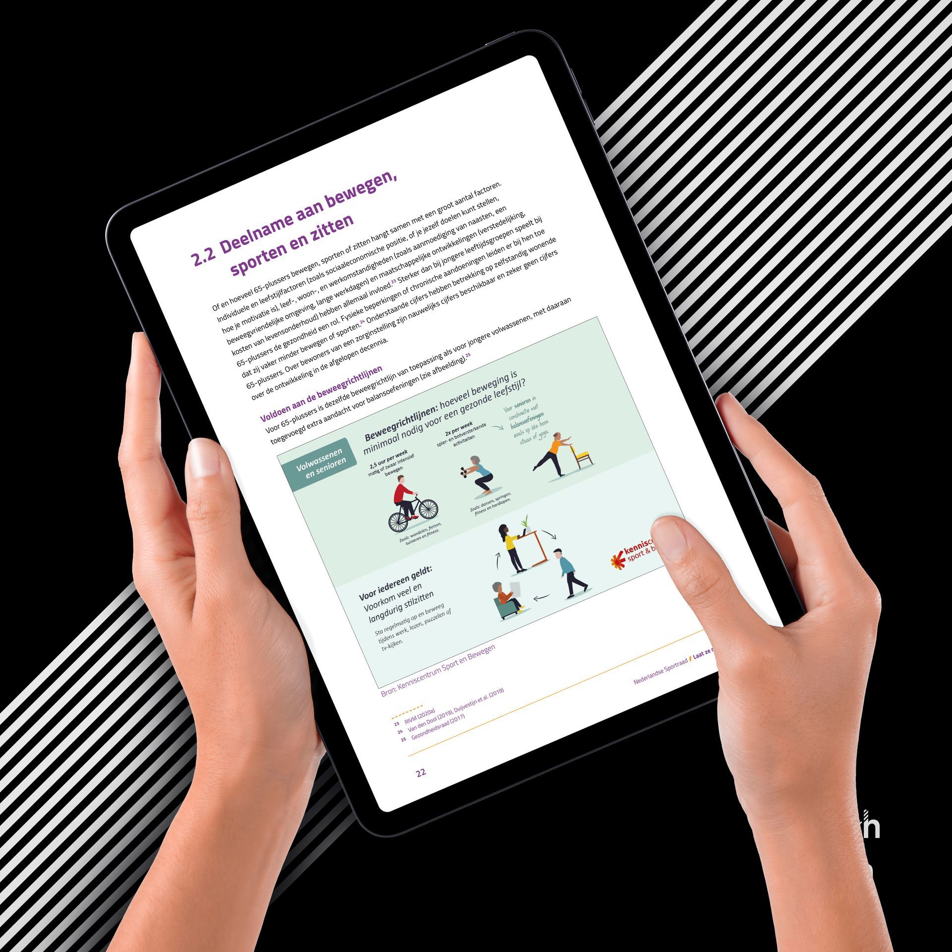 Handen houden een tablet vast met daarop een document met tekst en illustraties.