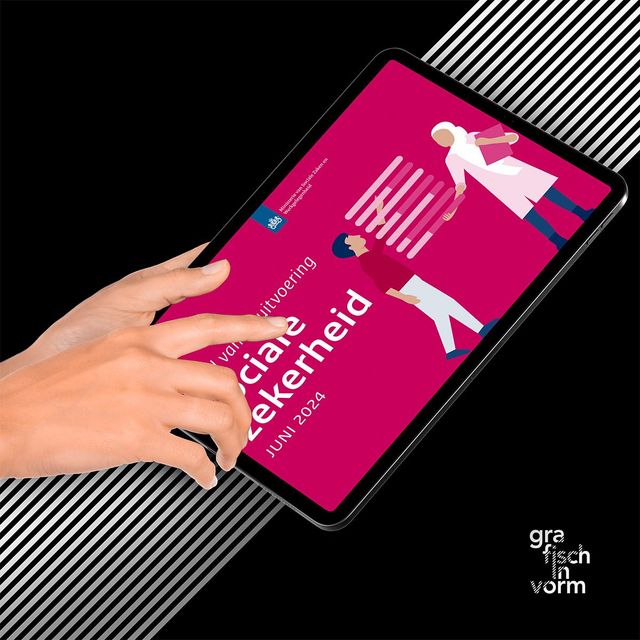 Hand met een tablet waarop in het Nederlands de tekst 'Social Security' staat, met gestileerde figuren in roze en wit.