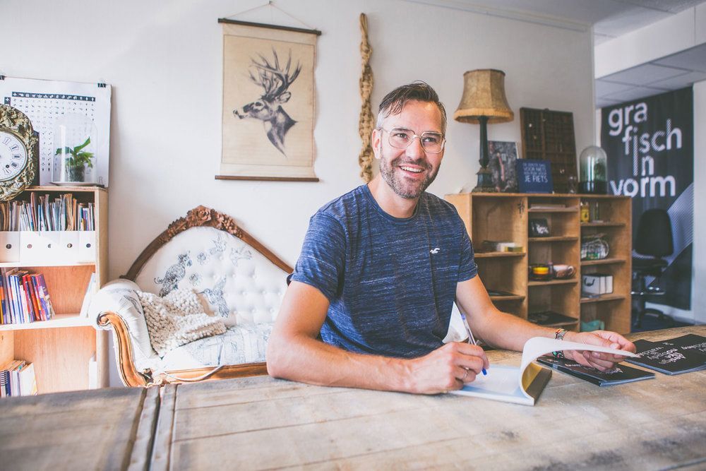 Schermen met een software-interface, met afbeeldingen en gegevens, tegen een zwarte achtergrond. Logo