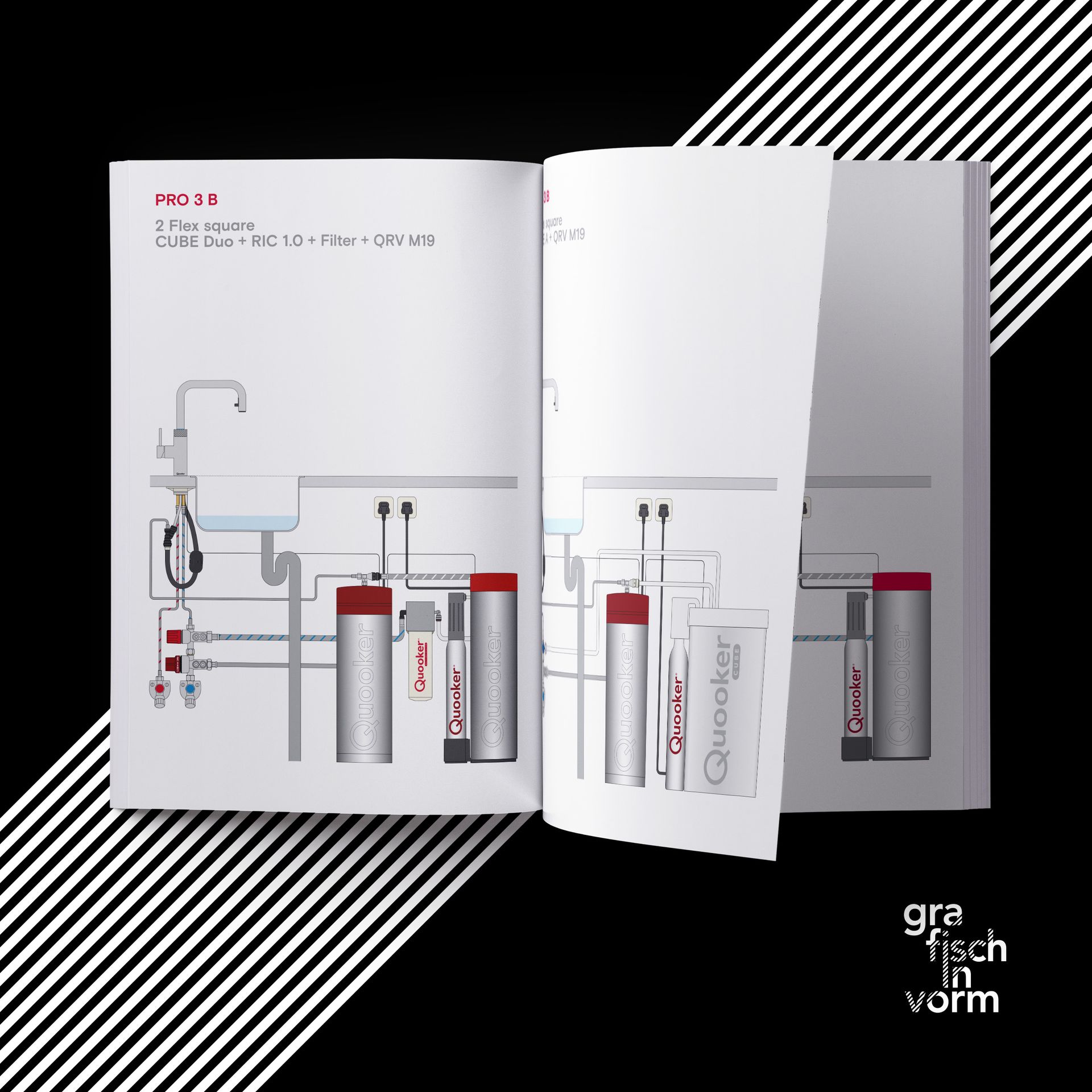 Open boek met daarop een diagram van een waterfiltratiesysteem met rode en zilveren onderdelen, tegen een gestreepte zwart-witte achtergrond.