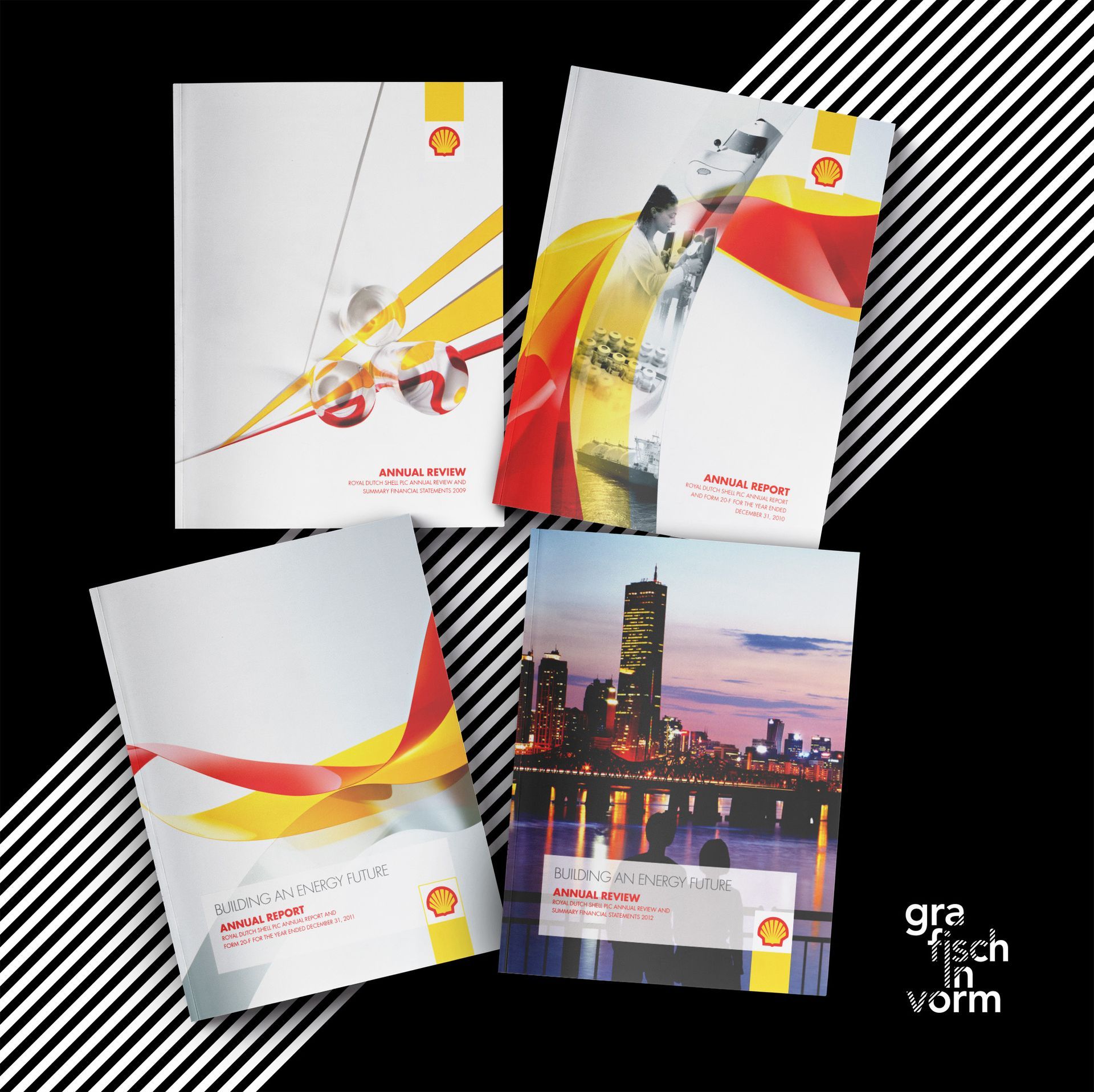 Vier Shell-brochures met het bedrijfslogo; verschillende afbeeldingen in de kleuren rood, geel en wit op een zwart-witte diagonaal gestreepte achtergrond.