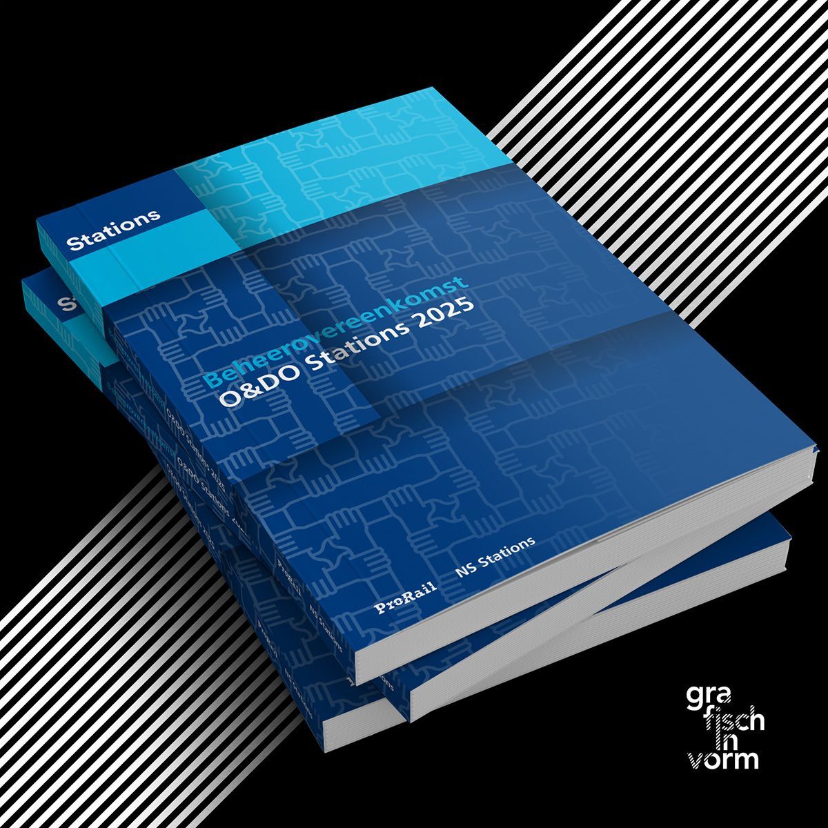 Mockup van een blauwe boekomslag op een gestreepte zwart-witte achtergrond, met een gestapelde catalogus en een cyaan accent.