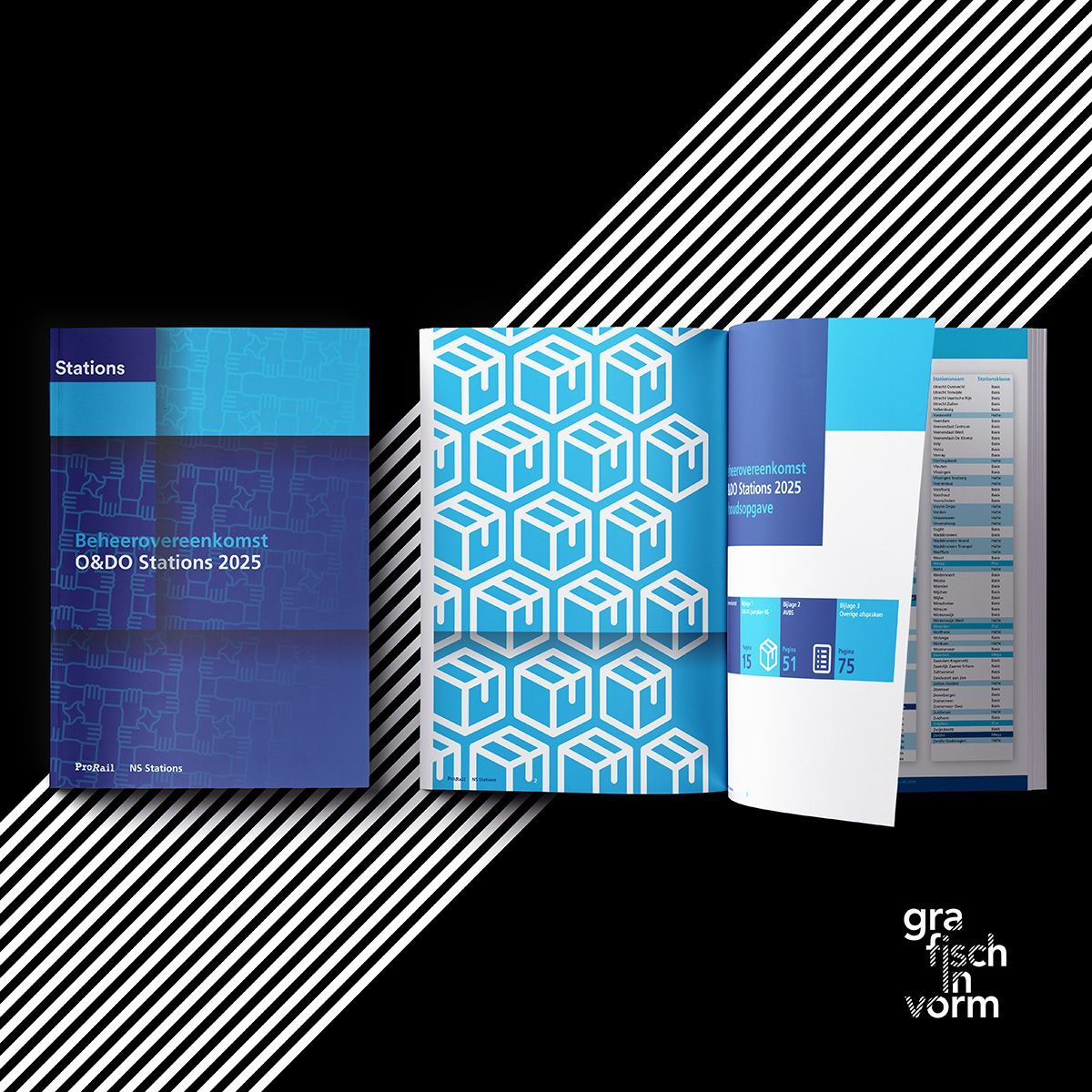 Brochuremodel met blauwe en witte ontwerpen tegen een zwarte achtergrond met diagonale witte strepen.