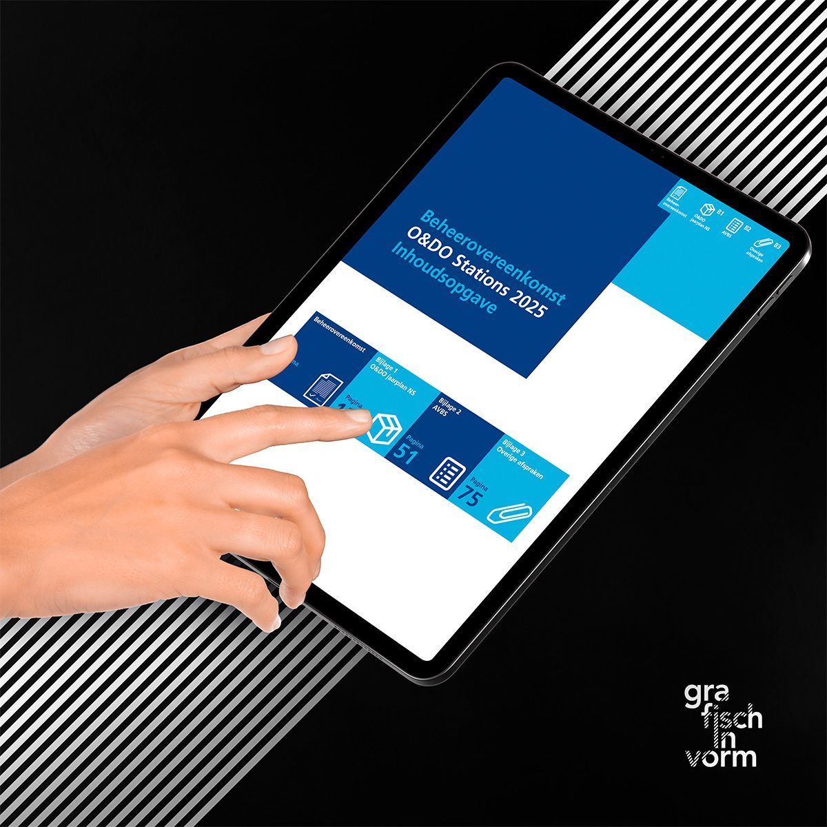 De hand van een persoon raakt een tabletscherm aan waarop een blauw-witte webpagina wordt weergegeven, met een zwart-wit gestreepte achtergrond.