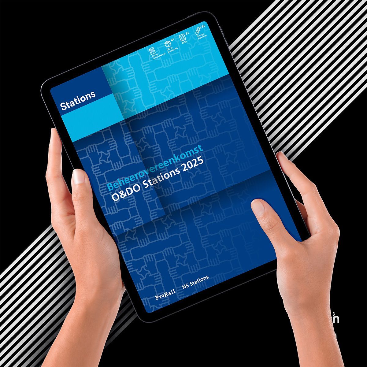 Handen houden een tablet vast met daarop een document over Q&OO-stations in blauw en wit.