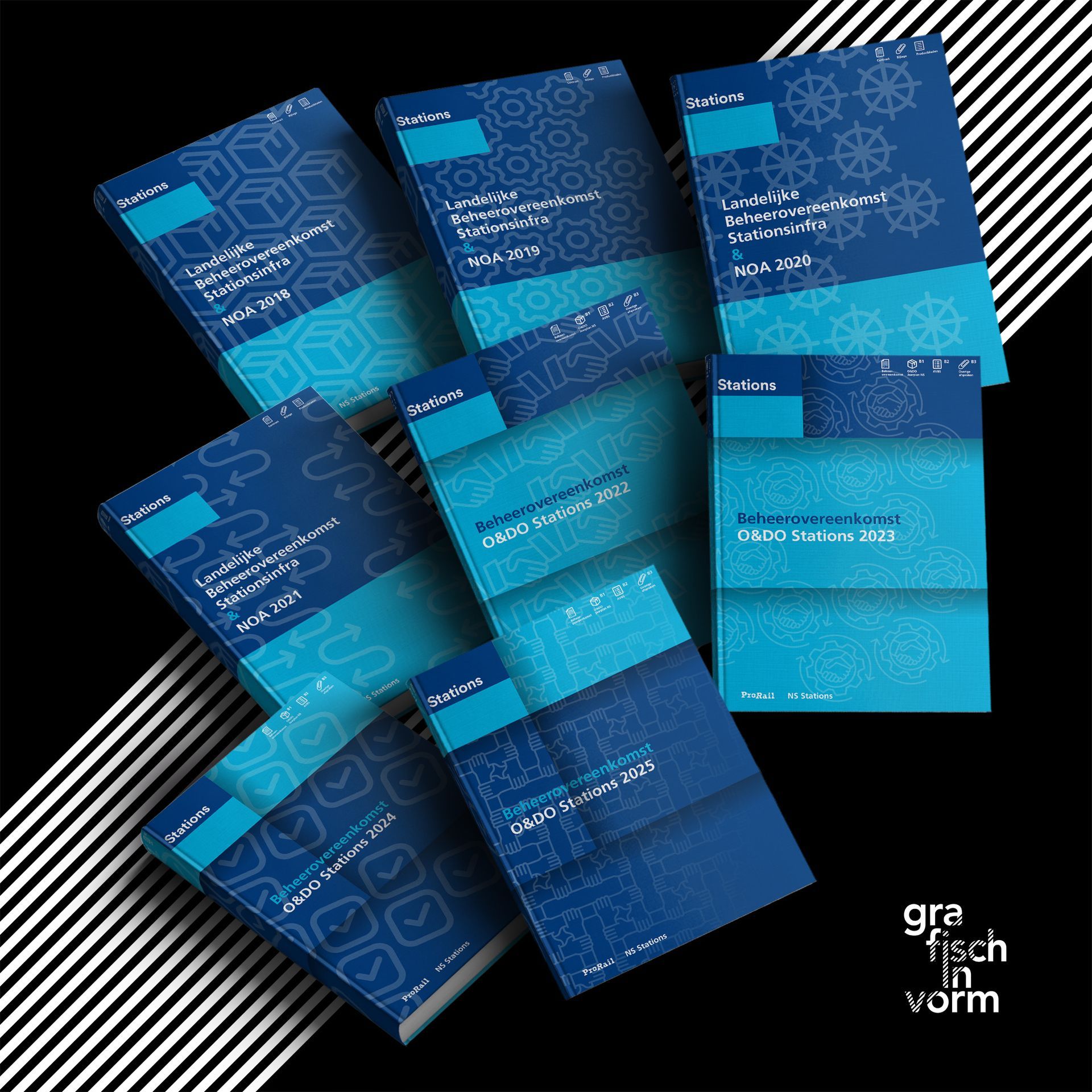 Blauwe en turquoise boeken verspreid over een zwarte achtergrond met diagonale witte strepen. De tekst