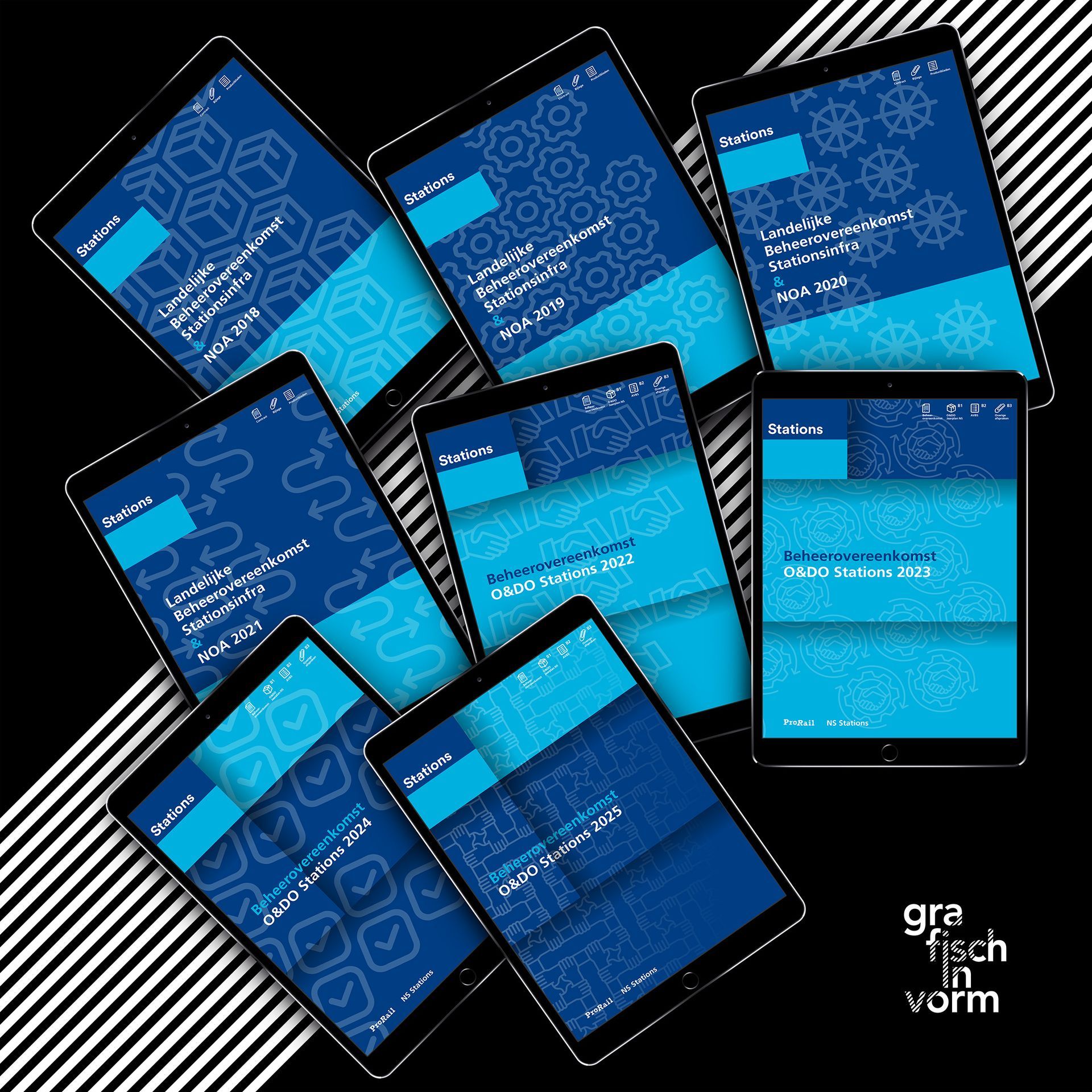 Tablets met daarop een website met blauwe en witte afbeeldingen tegen een zwart-wit gestreepte achtergrond.