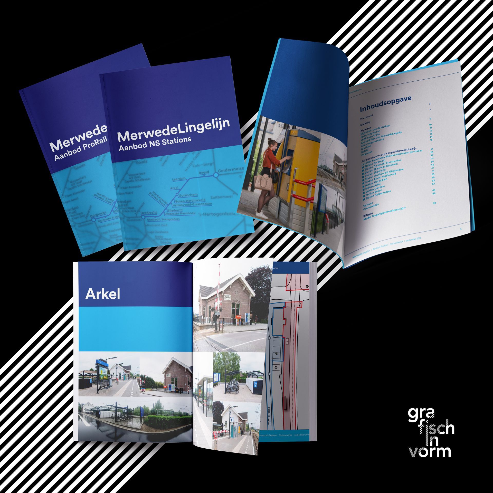 Reisbrochures en -boekjes uitgespreid op een zwarte achtergrond, in blauw en wit met stadsfoto's en plattegronden.