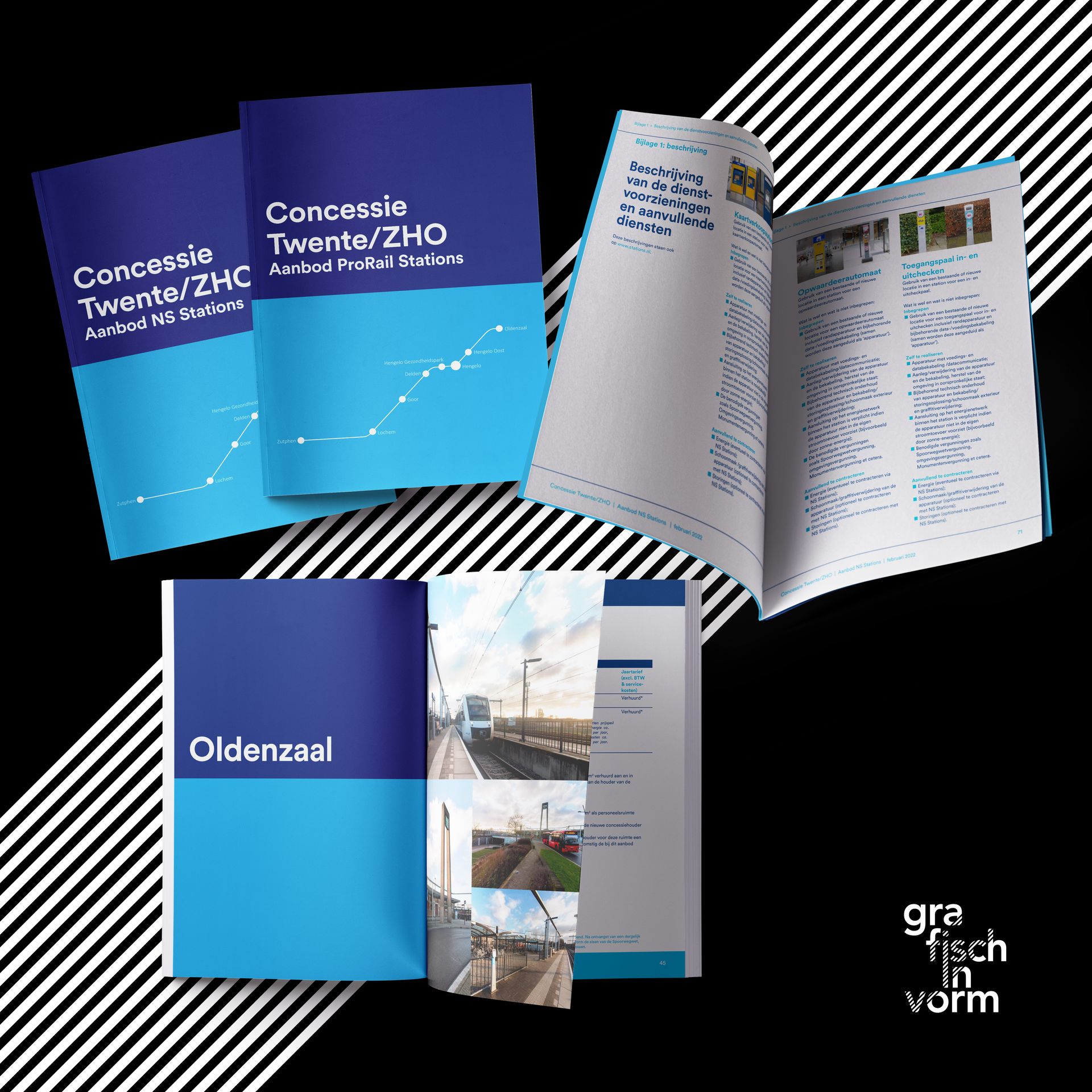 Diverse blauw-witte brochures en een open catalogus, uitgestald op een diagonaal zwart-wit gestreepte achtergrond.