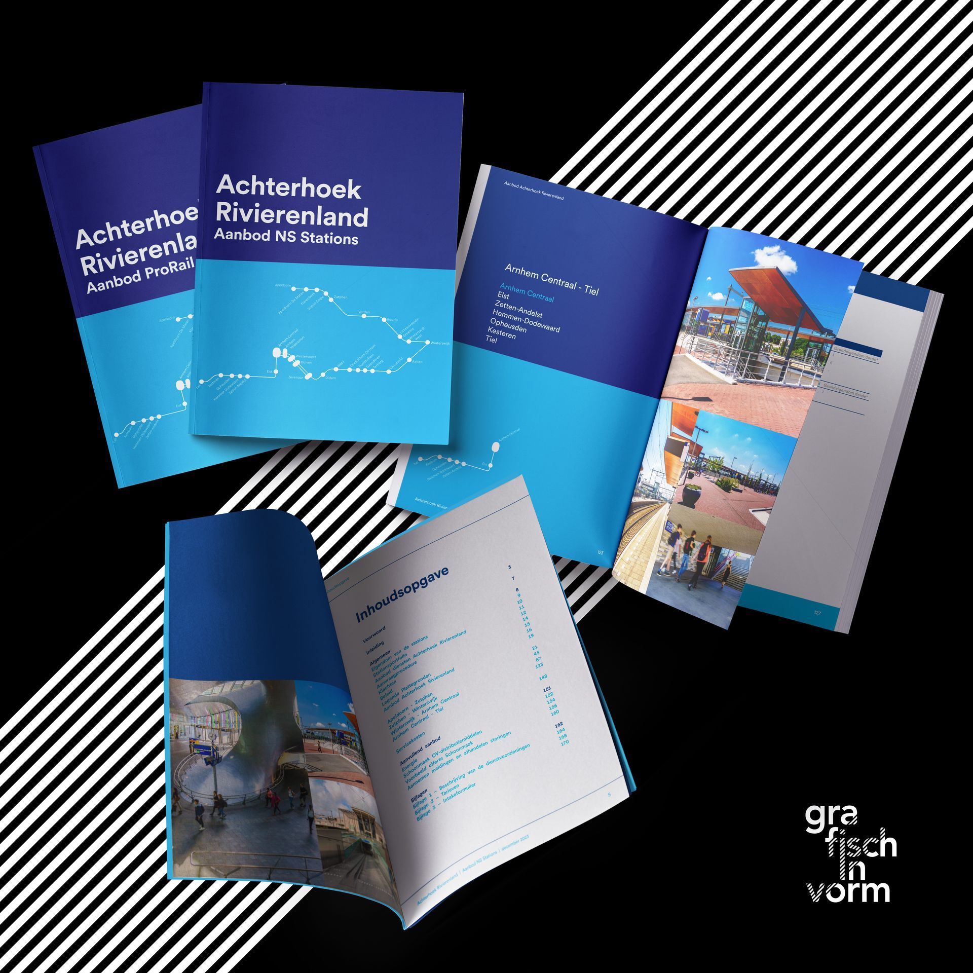 Duitse toeristische brochure met blauwe omslagen en foto's van pittoreske gebouwen, uitgespreid op een zwarte achtergrond.