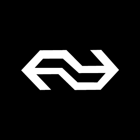 Wit NS (Nederlandse Spoorwegen)-logo op een zwarte achtergrond; een abstract pijlvormig ontwerp.