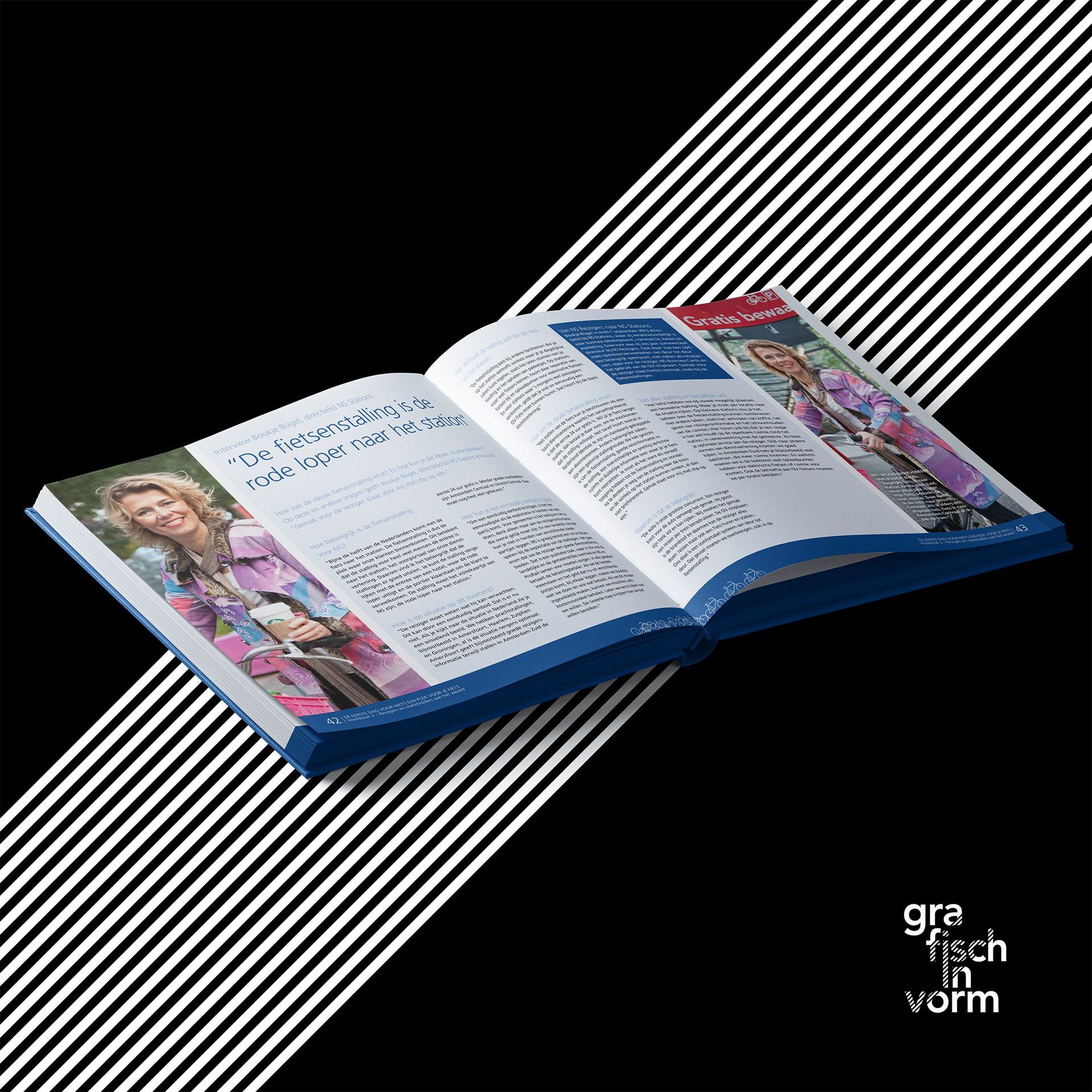Een opengeslagen tijdschrift met foto's op een zwart-wit diagonaal gestreepte achtergrond.